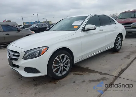2015 Mercedes-Benz C 300 4Matic z USA, uszkodzony, nr VIN 55SWF4KB0FU019171
